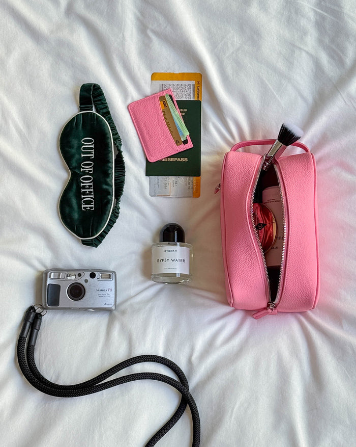 Asphaltgold Leather Card Holder (Pink) onfeet