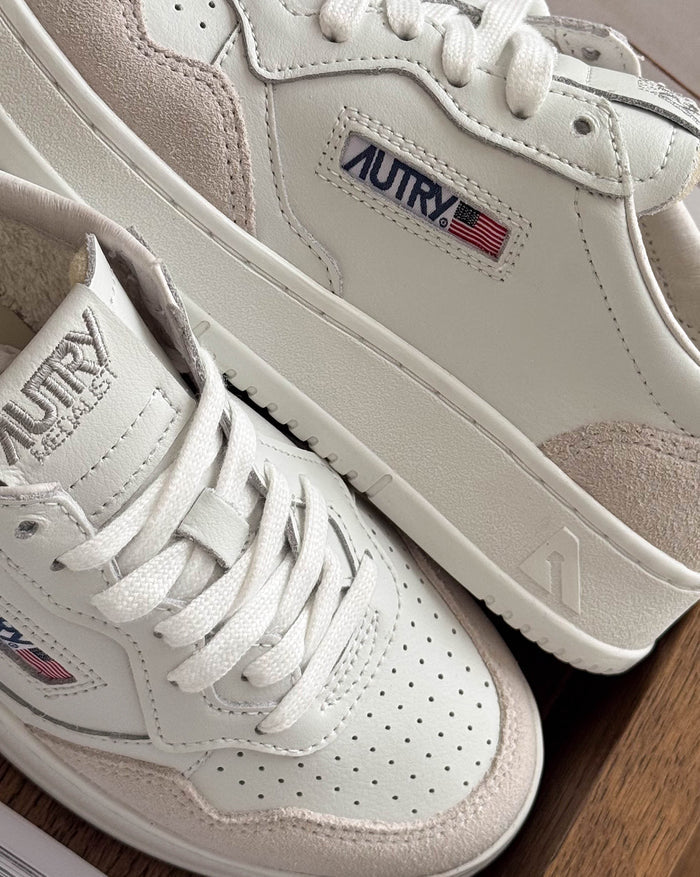Autry Medalist W *Leather / Suede* onfeet