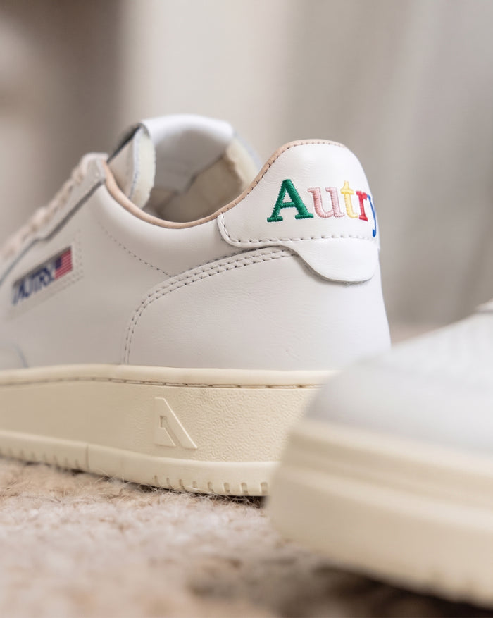 Autry Medalist W *Multicolor* onfeet
