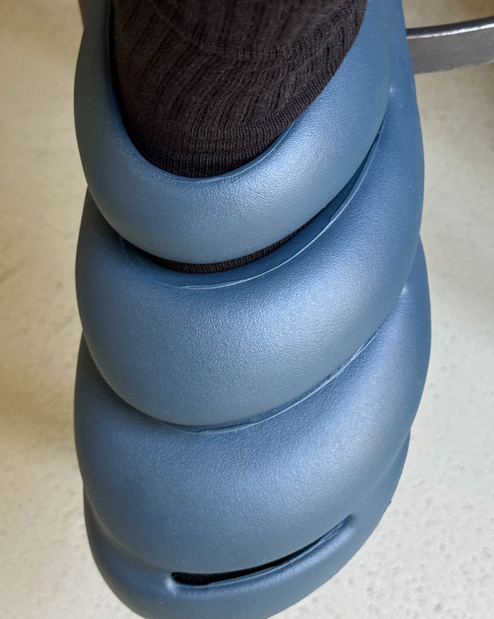 Croc Roy onfeet