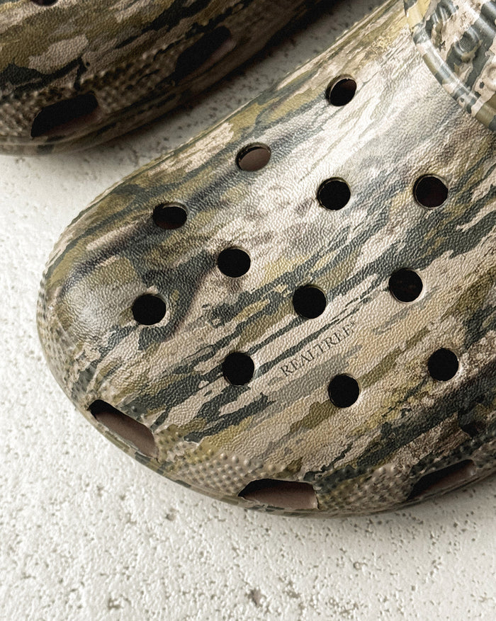 Crocs x Realtree Legacy Classic Clog onfeet