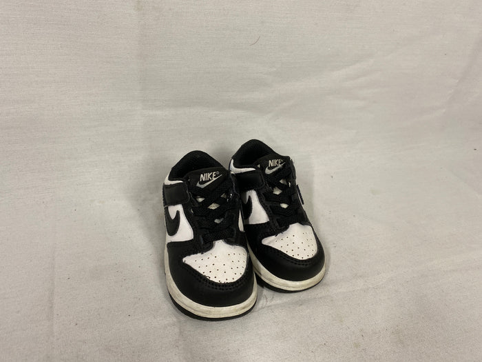 Nike Dunk Low Baby/Toddler Sneakers in Black and White Size 4C