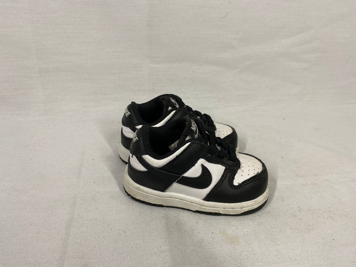 Nike Dunk Low Baby/Toddler Sneakers in Black and White Size 4C