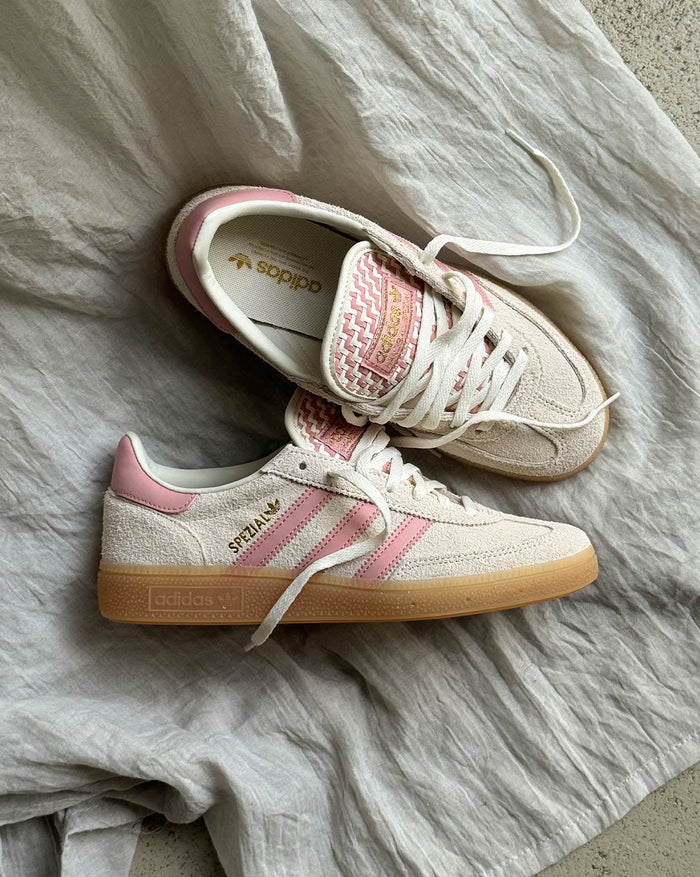 off white/wonder mauve/gold met onfeet
