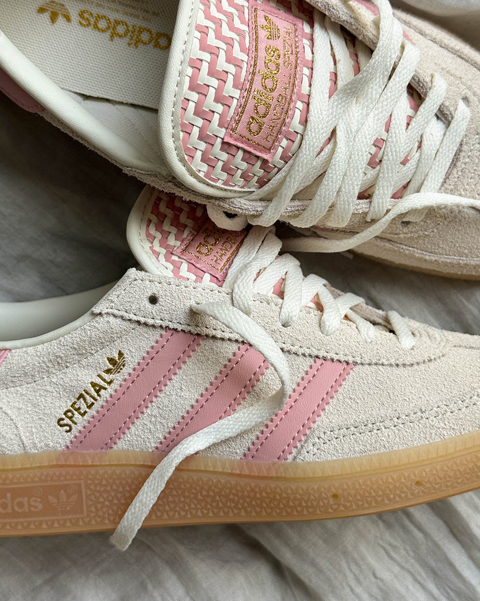 off white/wonder mauve/gold met onfeet