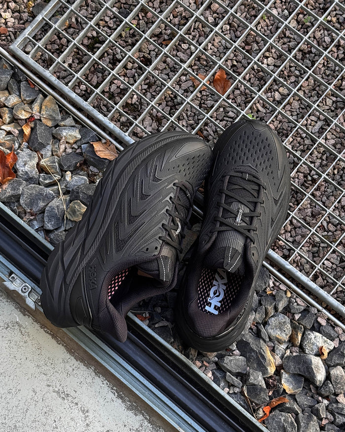 Hoka Clifton 11 UTL onfeet
