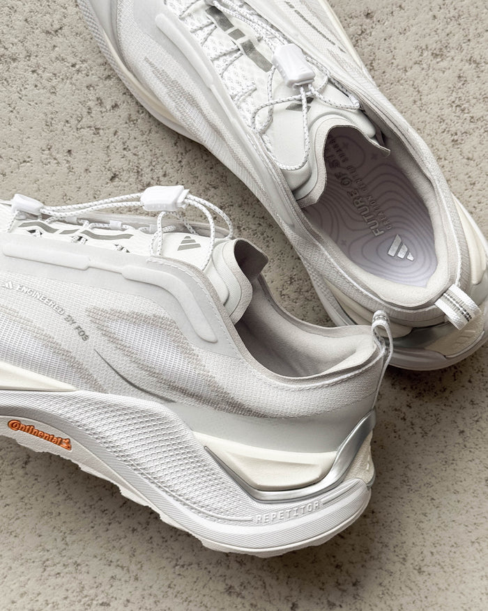 Adidas	Holo Peak onfeet