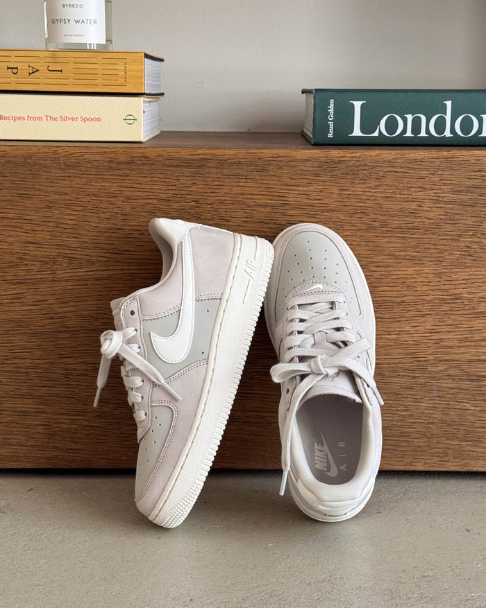 Nike	Wmns Air Force 1 Retro PRM onfeet