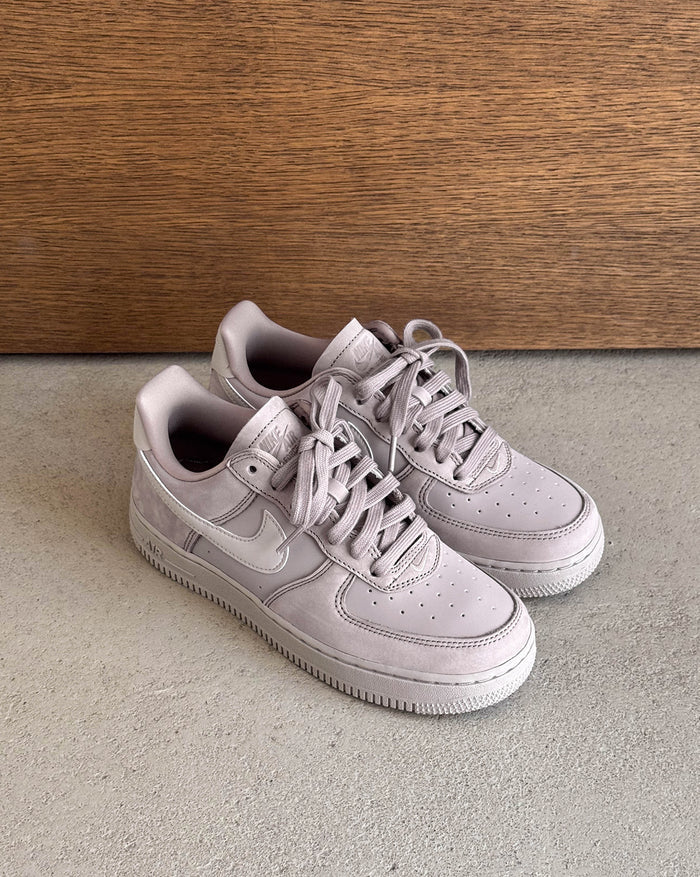Nike	Wmns Air Force 1 Retro PRM onfeet