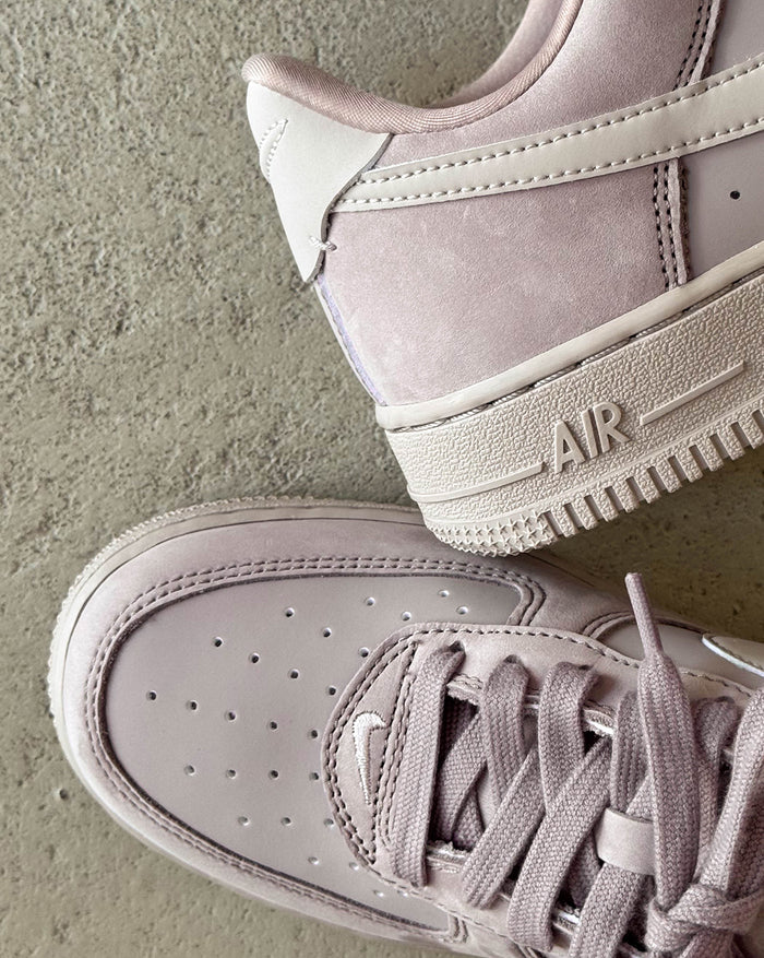 Nike	Wmns Air Force 1 Retro PRM onfeet